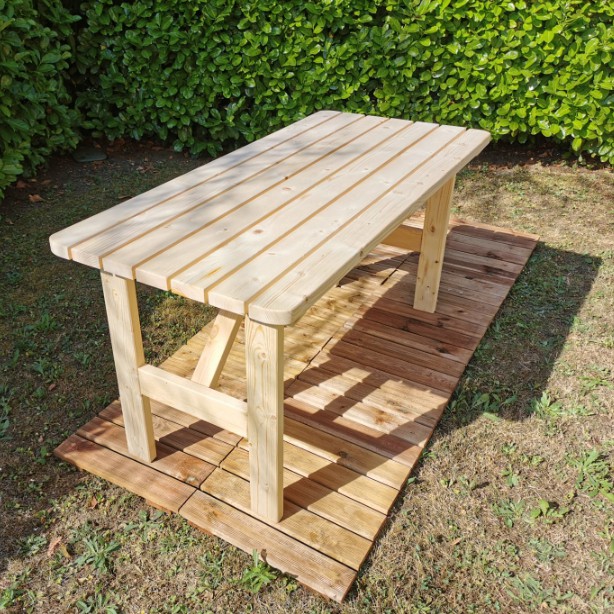 Piccoli tavoli in legno e piastrelle, base in abete